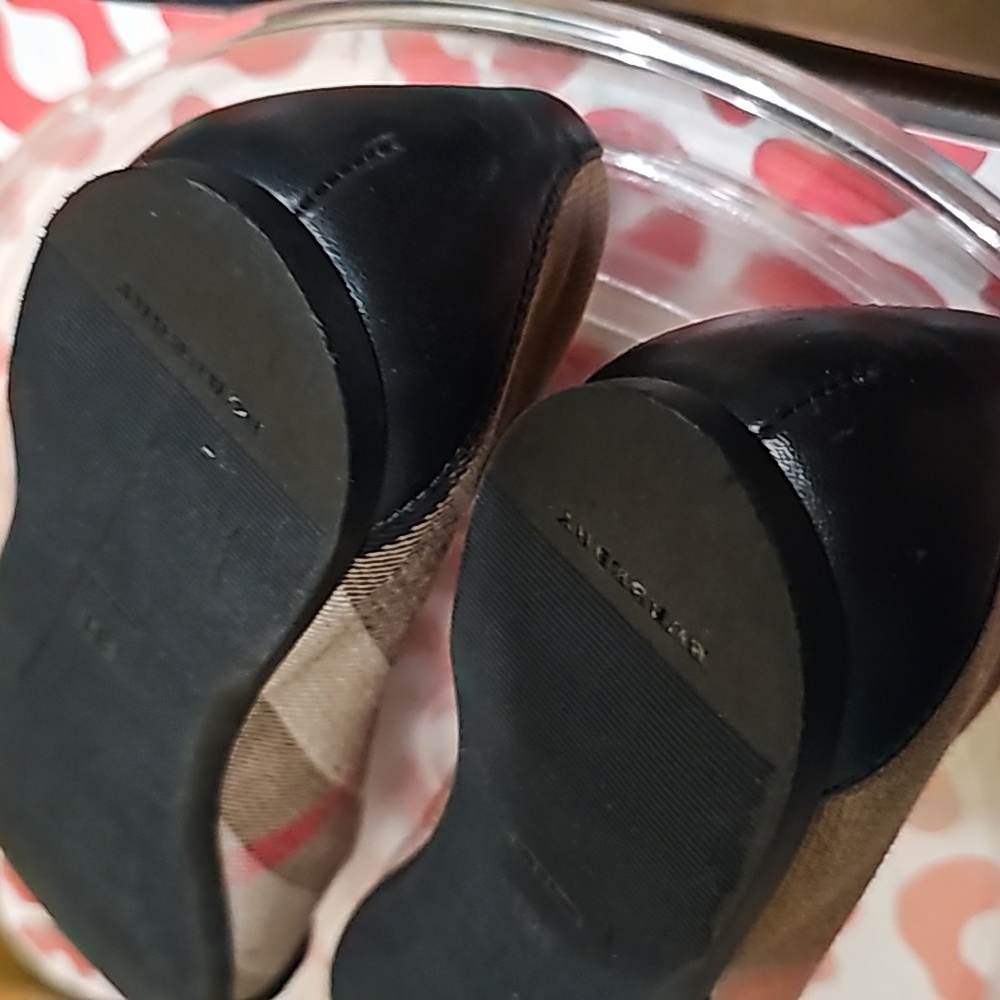 E Little Girls Burberry Ballet flats w/ 💛buckles size 31 Eu or 13 US w/ bag - Picture 12 of 14